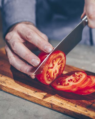 Eiweiß Stulle Mit Pute Und Hüttenkäse Tomate Schneiden