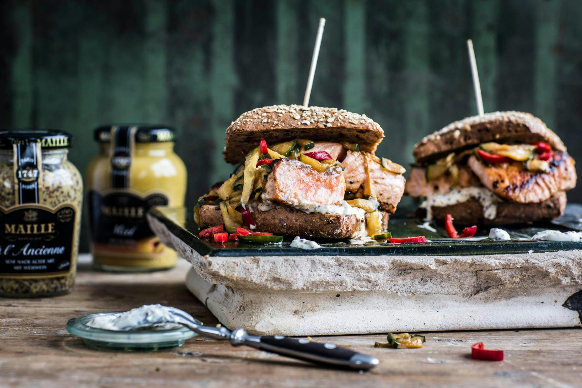 Lachsburger mit Gurken | Rezept | FOODBOOM