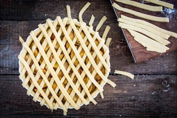 Der Apple Pie steht bereit zum Backen auf Holzuntergrund