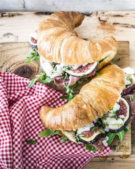 Croissant-Sandwich mit Ziegenkäse und Feigen