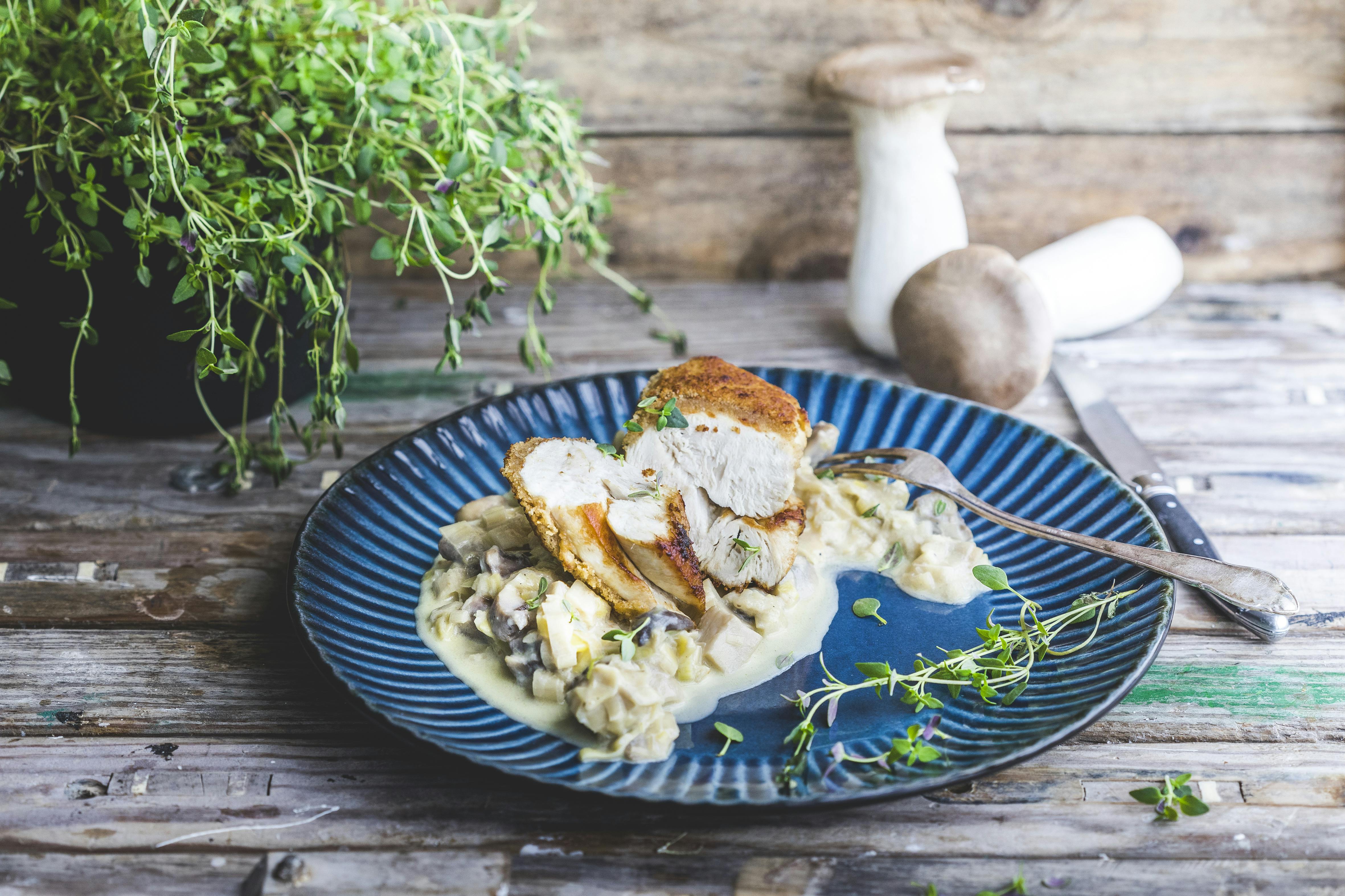Hähnchenbrust mit Aprikosen-Senf-Kruste und Pilzragout | Rezept | FOODBOOM