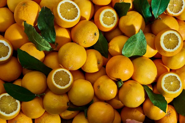 Viele Orangen mit Blättern